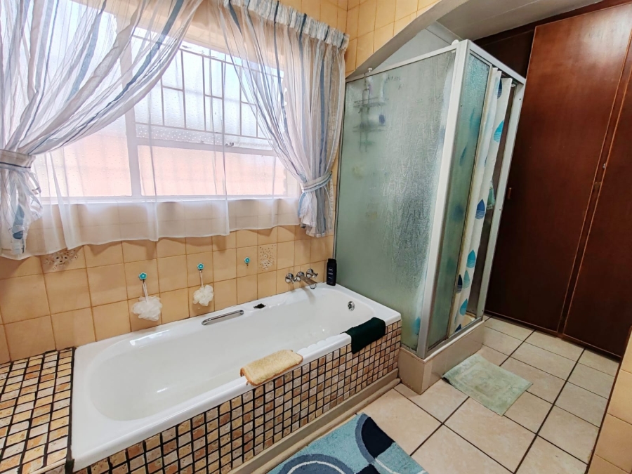 3 Bedroom Property for Sale in Kannoniers Park North West